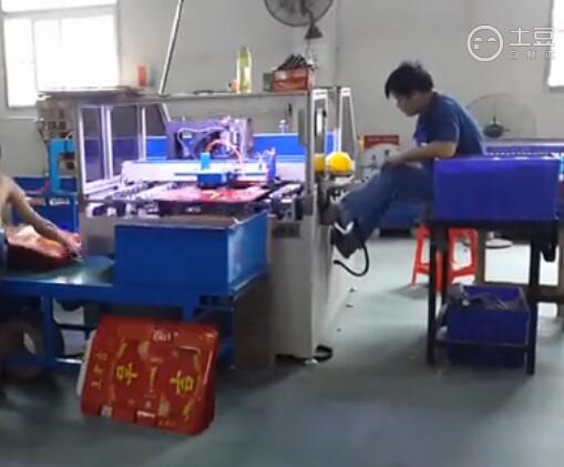 塑料提手通过设备自动安装到纸箱上