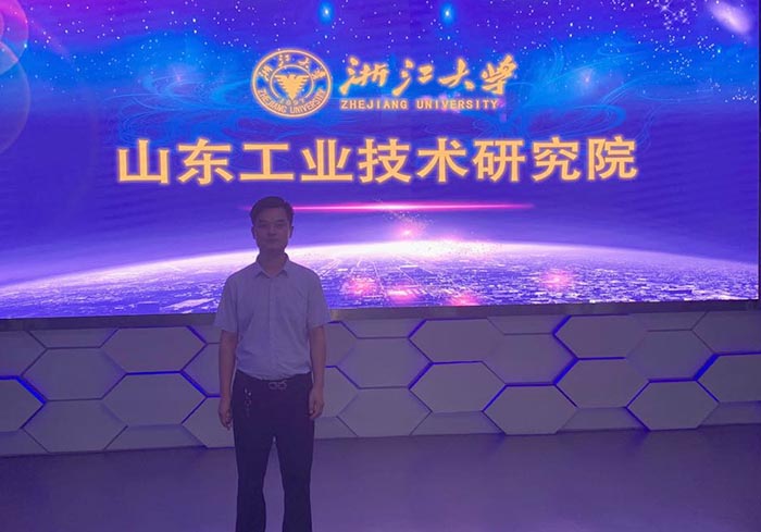 塑料提手负责人拍照留影