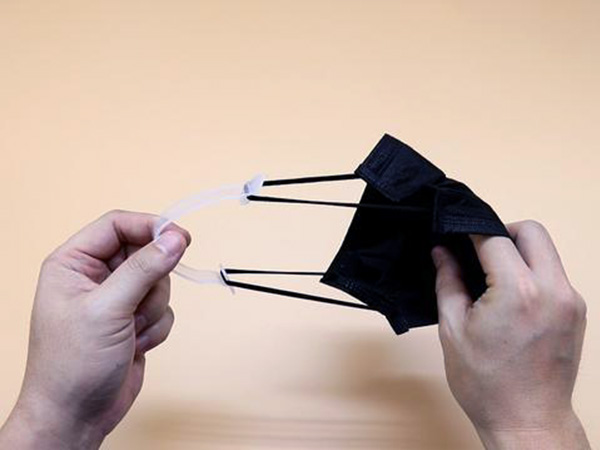 滕州祥运塑业有限公司小编教您如何用牛奶箱上的塑料提手戴口罩